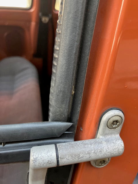 Nissan PAO quarter glass center rubber
