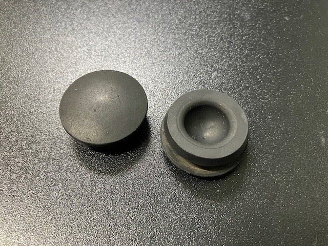 150-SUZUKI GT750 初期型　フロントダブルブレーキパネル　めくらゴム蓋（１セット５ヶ入り）