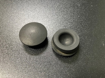 150-SUZUKI GT750 初期型　フロントダブルブレーキパネル　めくらゴム蓋（１セット５ヶ入り）